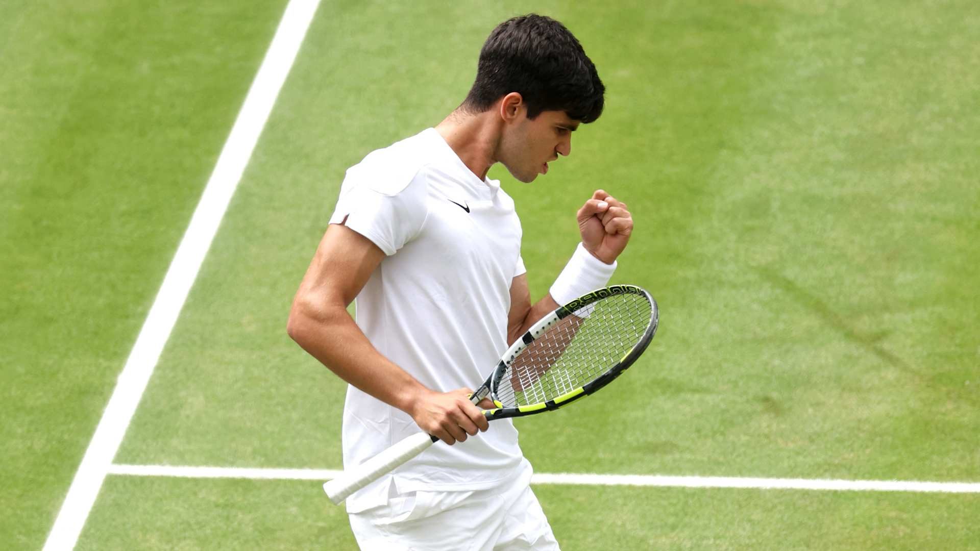 Carlos Alcaraz battles past Daniil Medvedev to reach second straight Wimbledon final